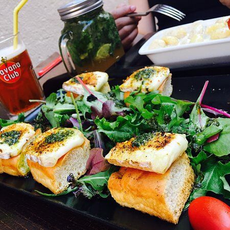 Le Bouche à Oreille