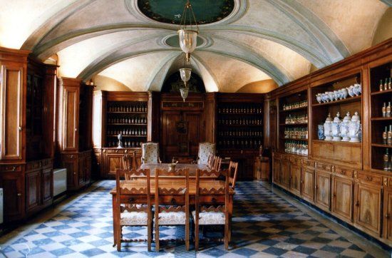 Apothicairerie de l'Ancien Hôpital de St Amour